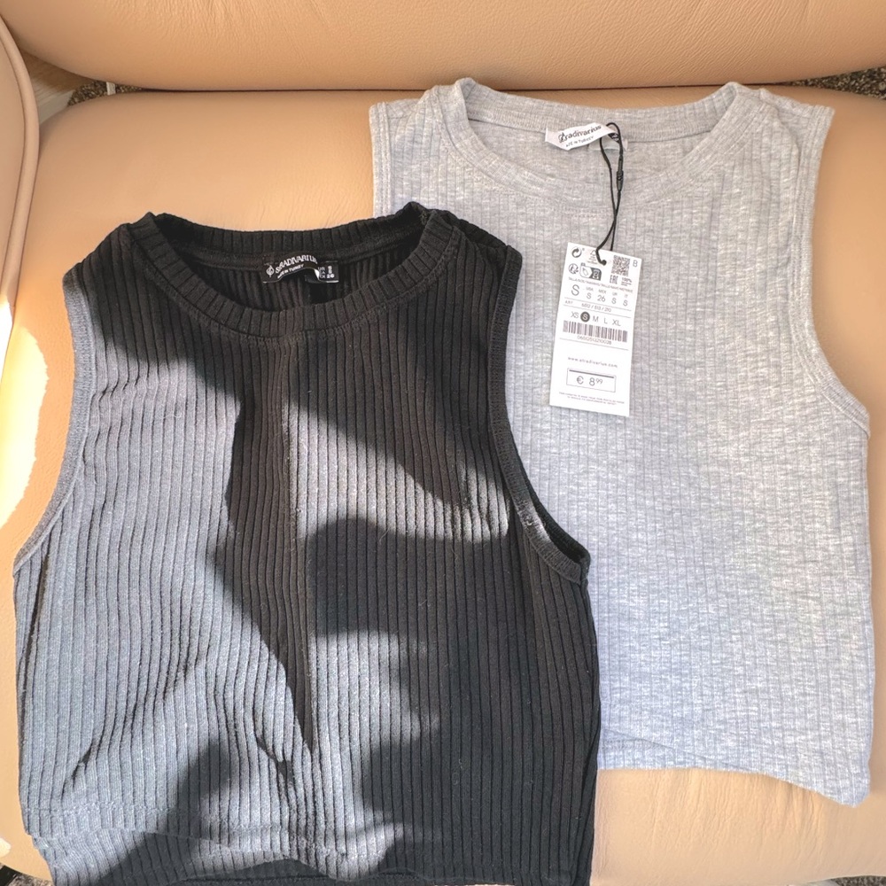 [Stradivarius] Crop Top Bundle - Gray & Black Tanks